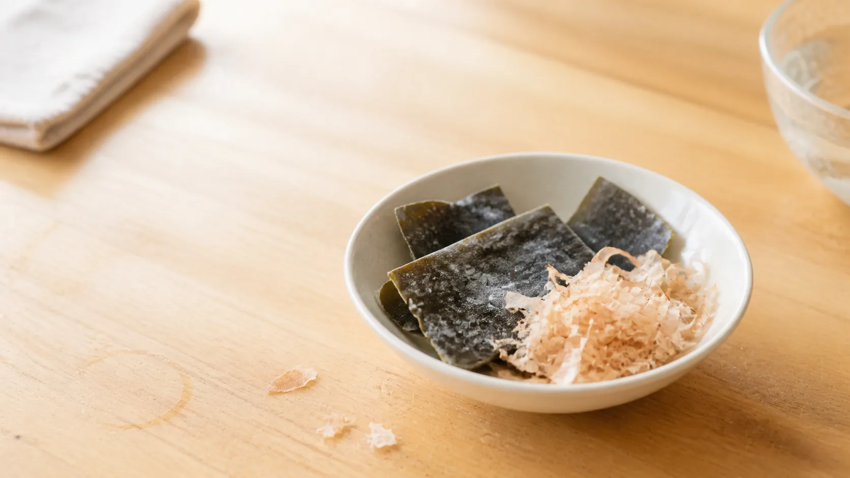 白い器に入った昆布とかつお節