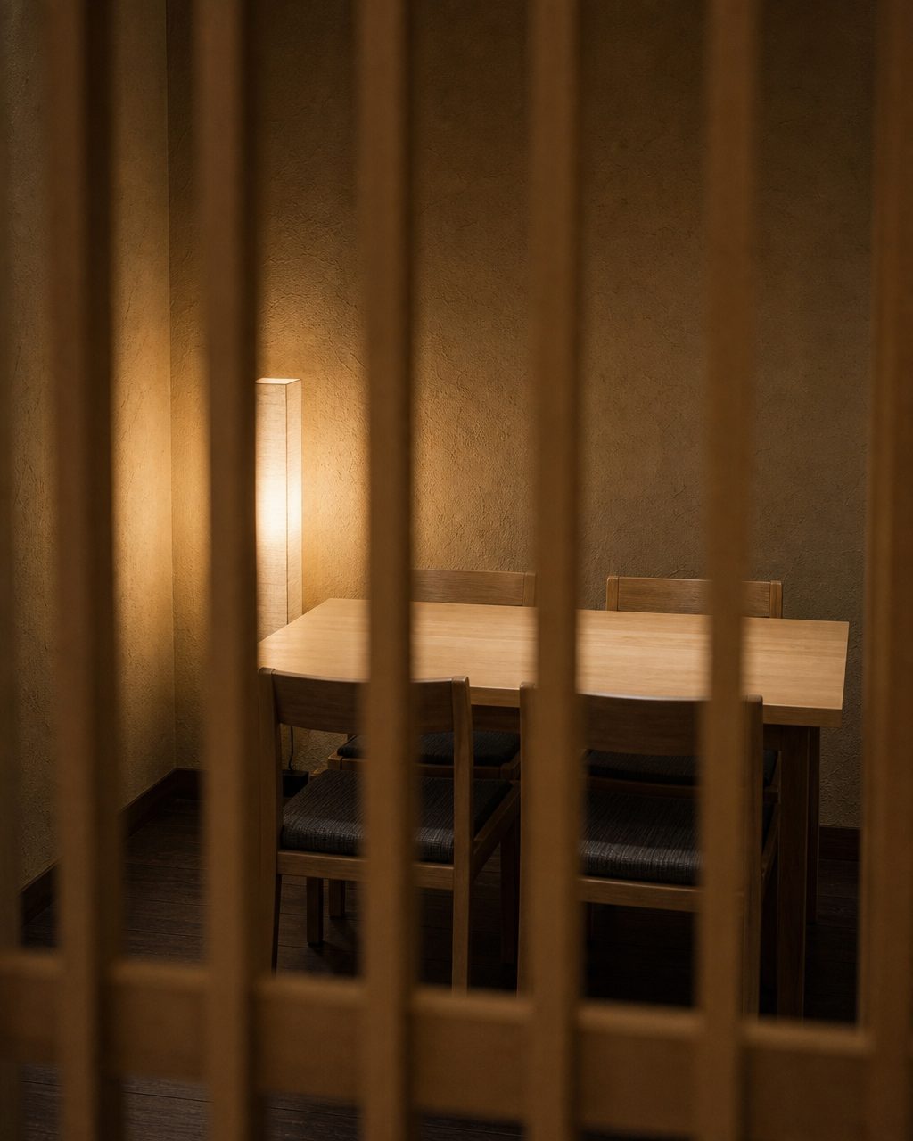格子の仕切り越しの半個室と行灯の灯り