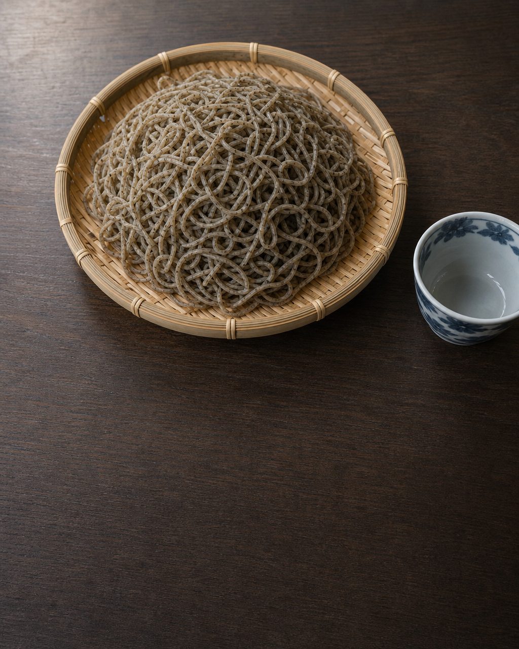 笊に盛った粗挽き蕎麦と藍の猪口