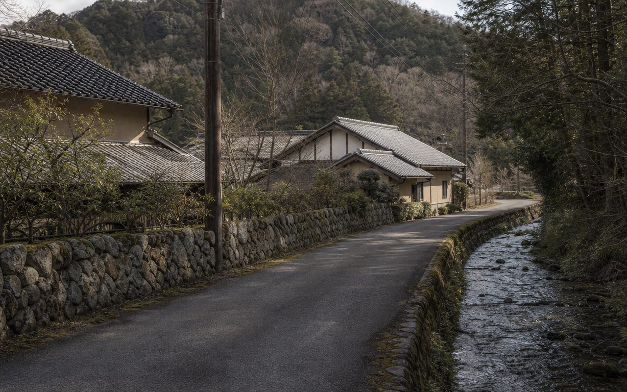 水澄のある集落の街並み
