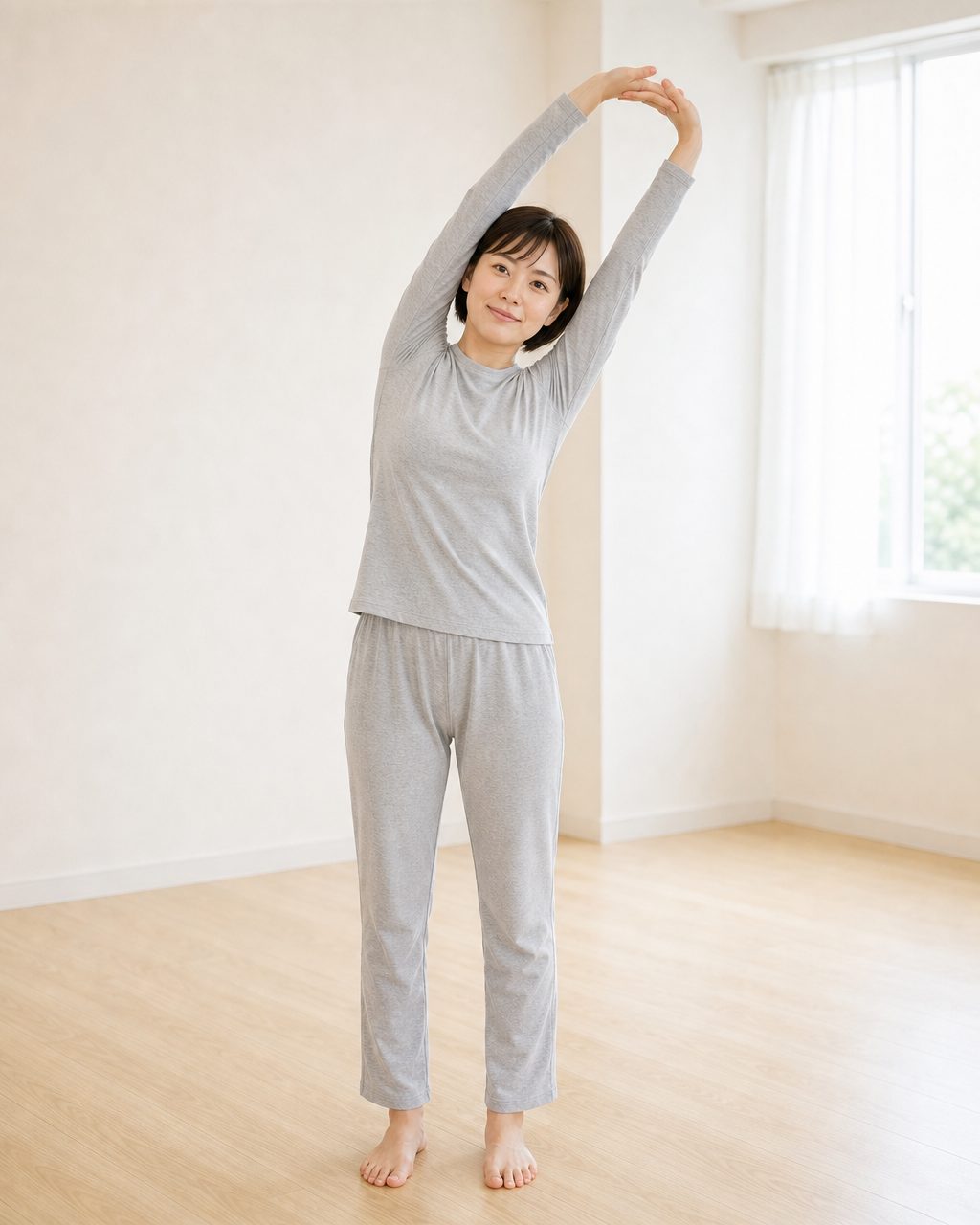 立ったまま体側を伸ばす女性