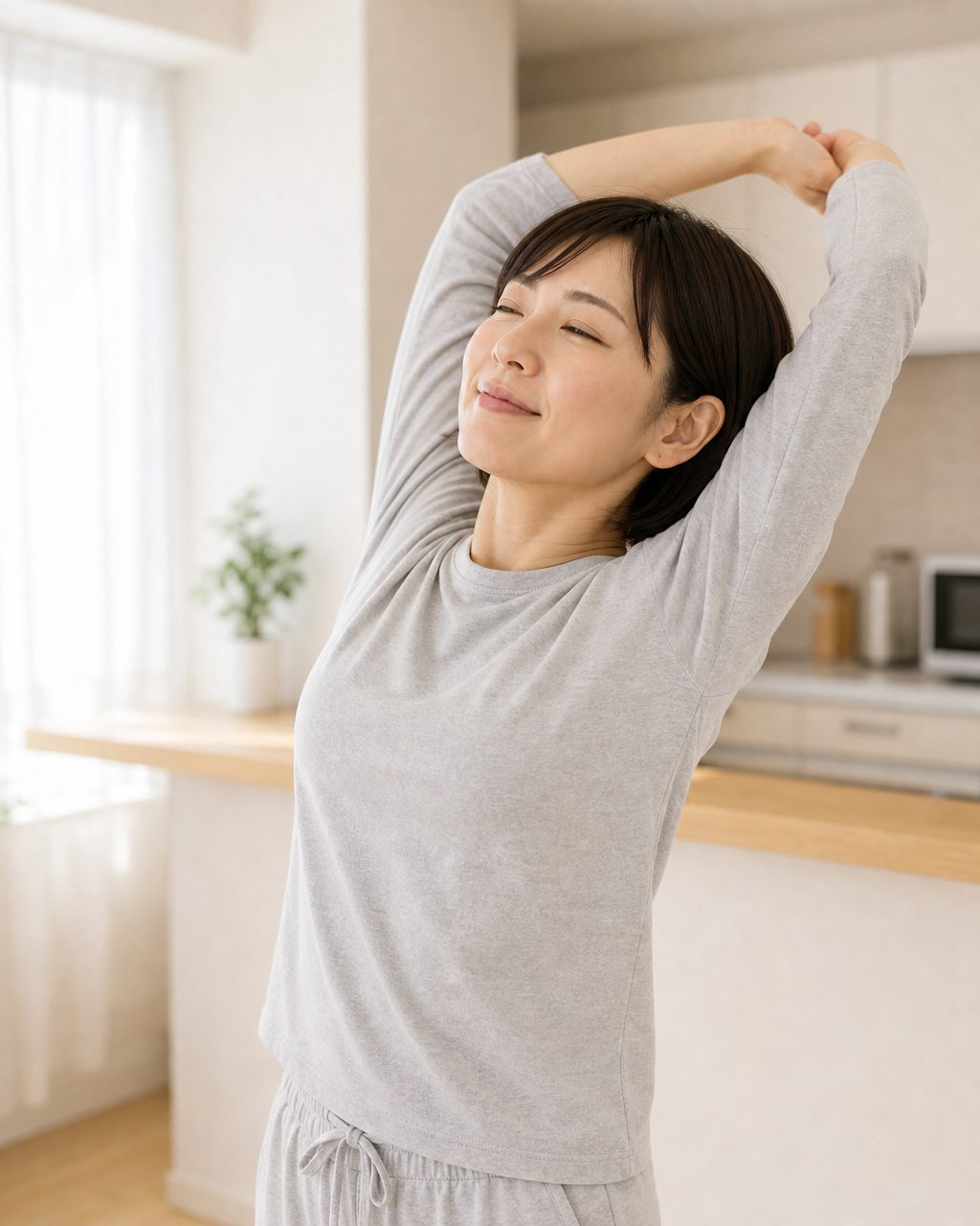 家事の合間に伸びをする女性